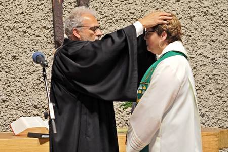 Segnung von Nicole Otte-Kempf durch Dekan Markus Wagenbach